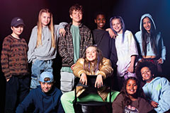 Der Cast des Films, alle Jugendlichen im Studio-Gruppenfoto